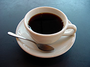 café dans une tasse avec cuillère