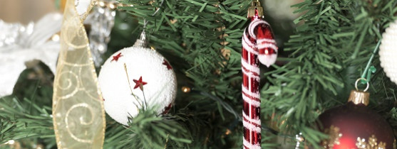 sapin de noël avec boules et canne à sucre