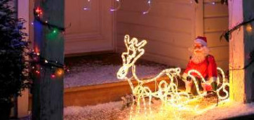 décoration de noël d'un père noël avec un renne illuminé