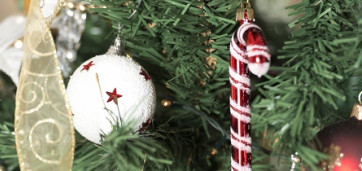 sapin de noël avec boules et canne à sucre